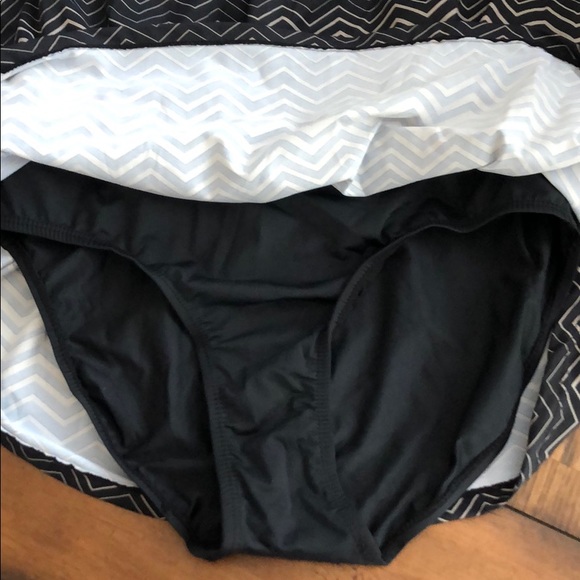 Jones New York Flounce Swimsuit, Sz 8 - Picture 2 of 7